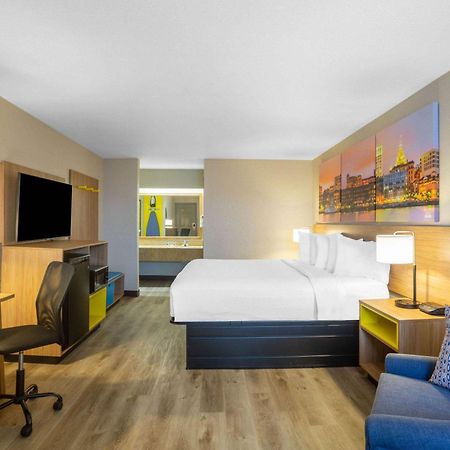Days Inn By Wyndham Майнот Екстериор снимка